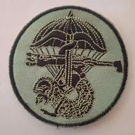 Commando Jaubert, tissé noir, fond vert.