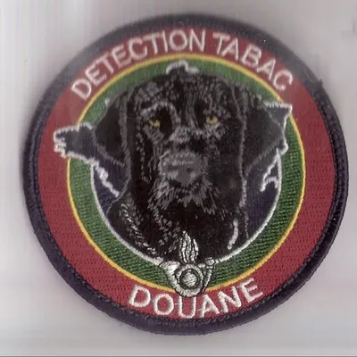 Douane - Maître de chien recherche du tabac