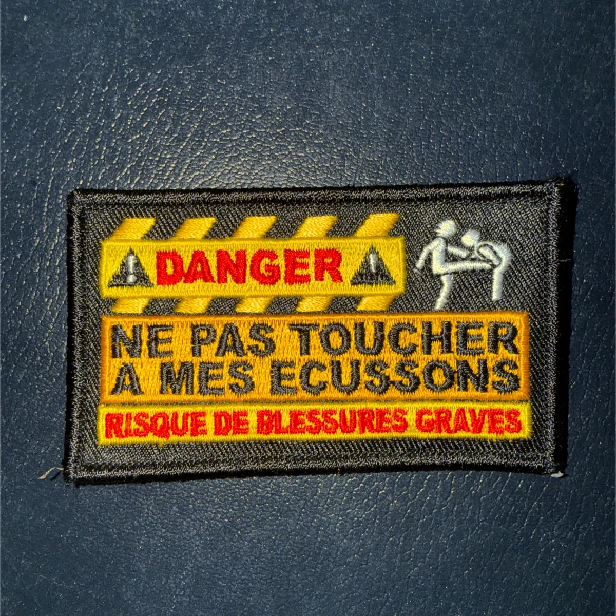 DANGER - ne pas toucher mes écussons - Risque de blessures grave 