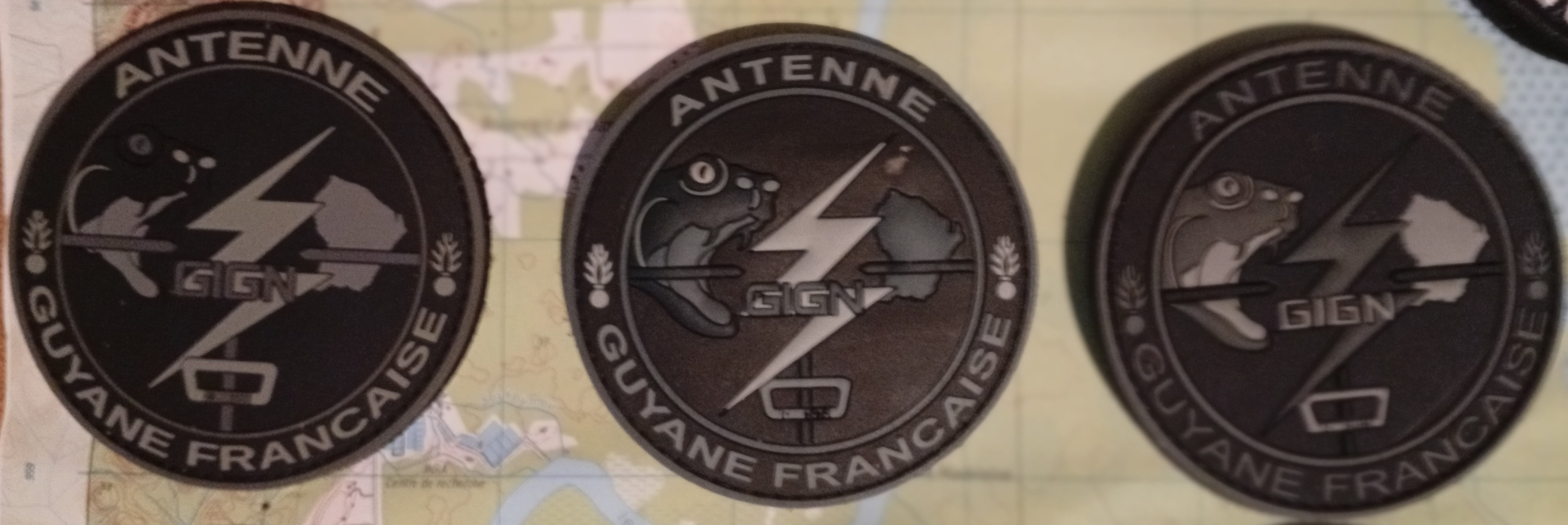 Antenne GIGN Guyane tête à droite et noire grenades plus larges gueule grise foncée - 2