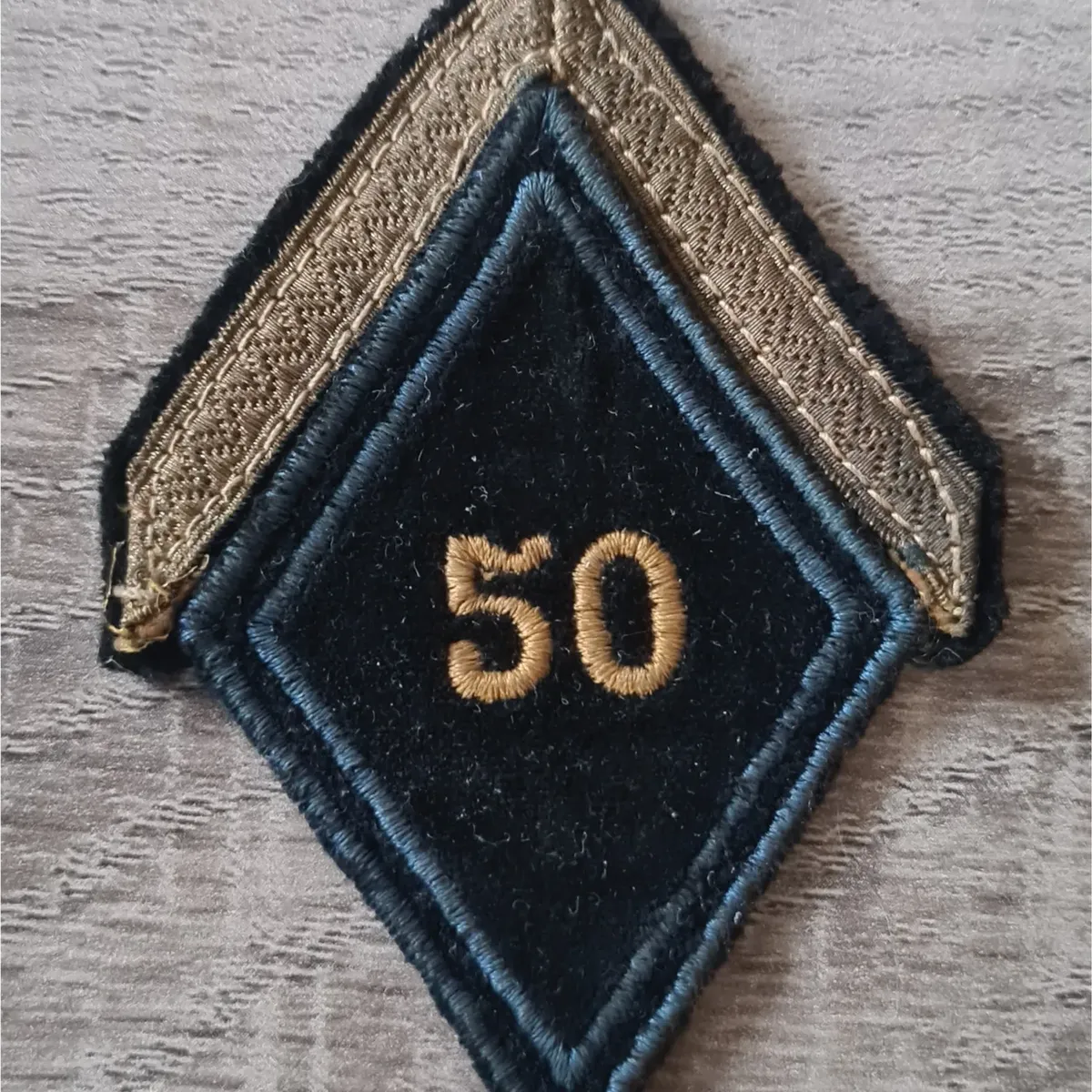 Losange 50eme BT / Soutaches foncés / Modèle Cadre en fil jaune / Sergent 