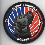 Douane - équipe cynophile -Labrador Noir 