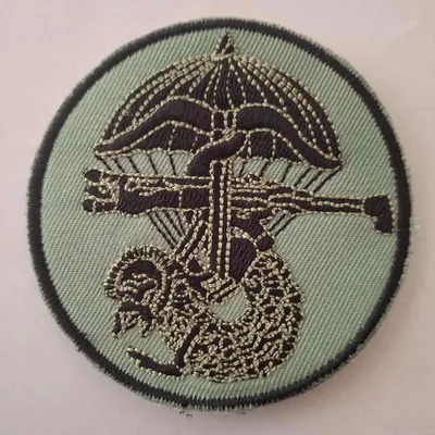 Commando Jaubert, tissé noir, fond vert.