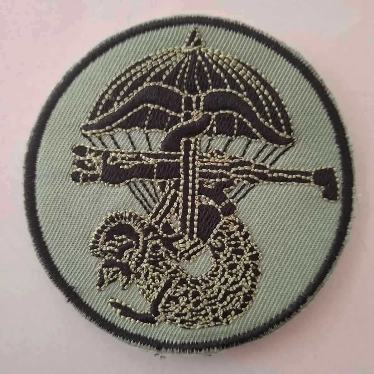 Commando Jaubert, tissé noir, fond vert.