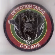 Douane - Maître de chien recherche du tabac