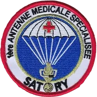 SSA : 1ère Antenne Médicale Spécialisée Satory Bord rouge coupole grise cercle extérieur blanc