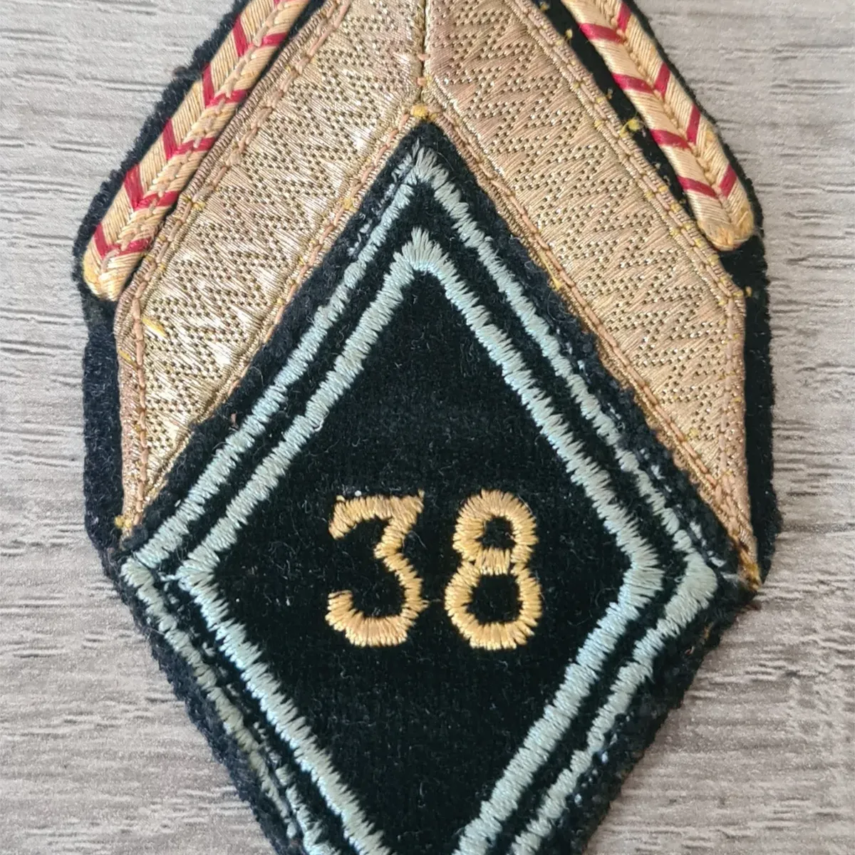 Losange 38eme RT / Modèle Cadre en fil jaune / Sergent ADL