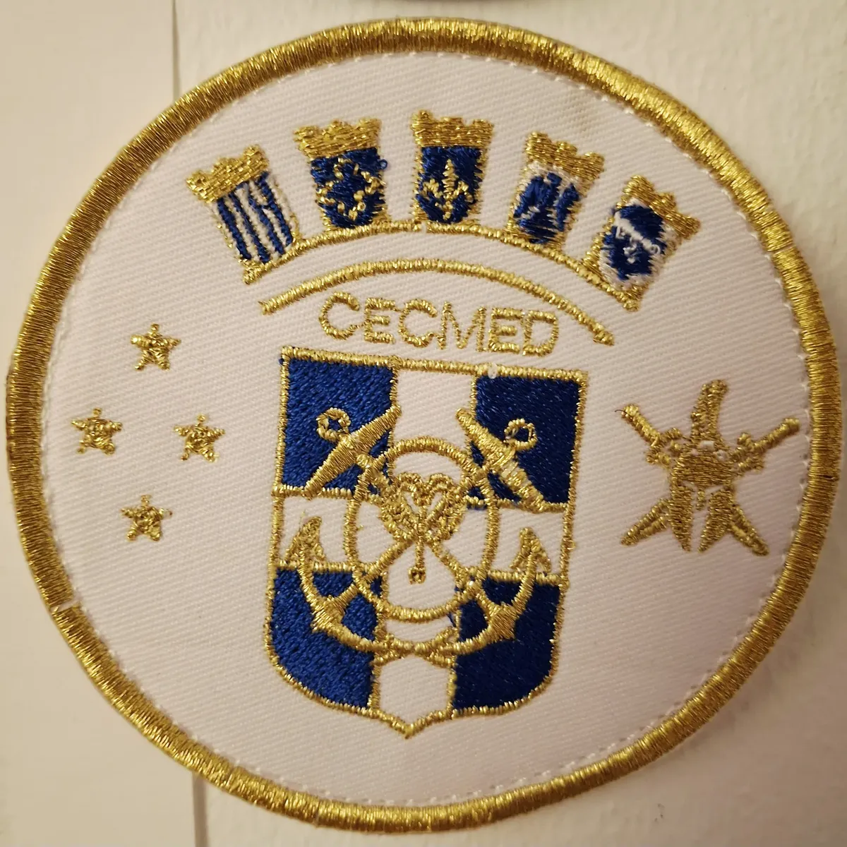 CECMED - or et blanc