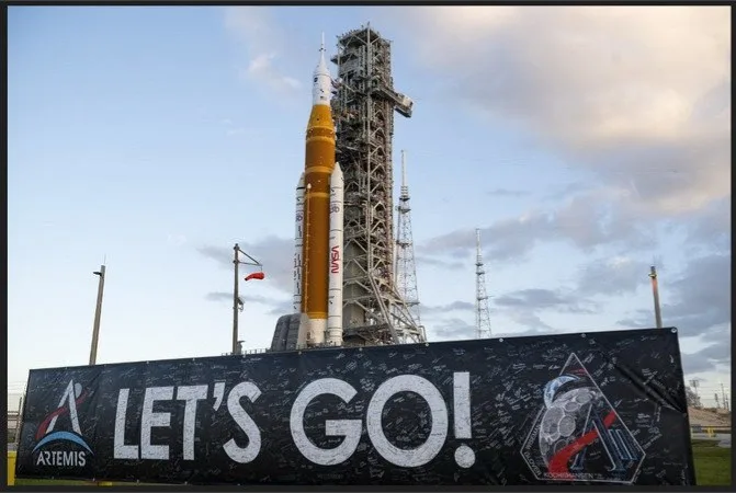 Artemis-2 rollout – 2