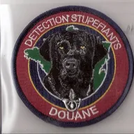 Douane - Maître de chien recherche des stupéfiants