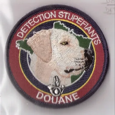 Douane - Maître de chien recherche des stupéfiants
