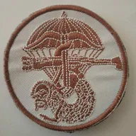 Commando Jaubert, marron, fond blanc.