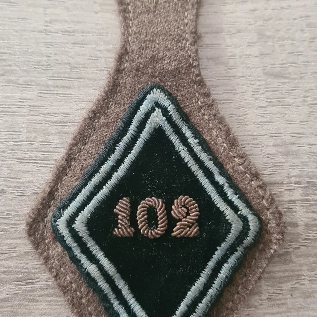 Losange 102eme CMT sur patte / Modèle Cannetille 
