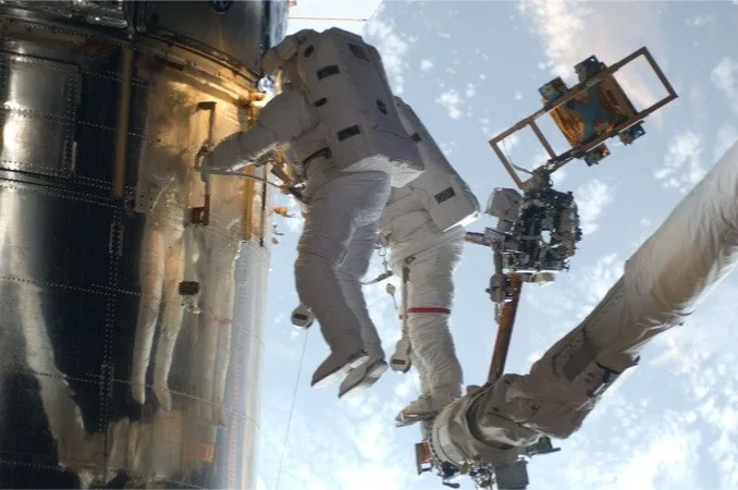 STS-125 Hubble – 2