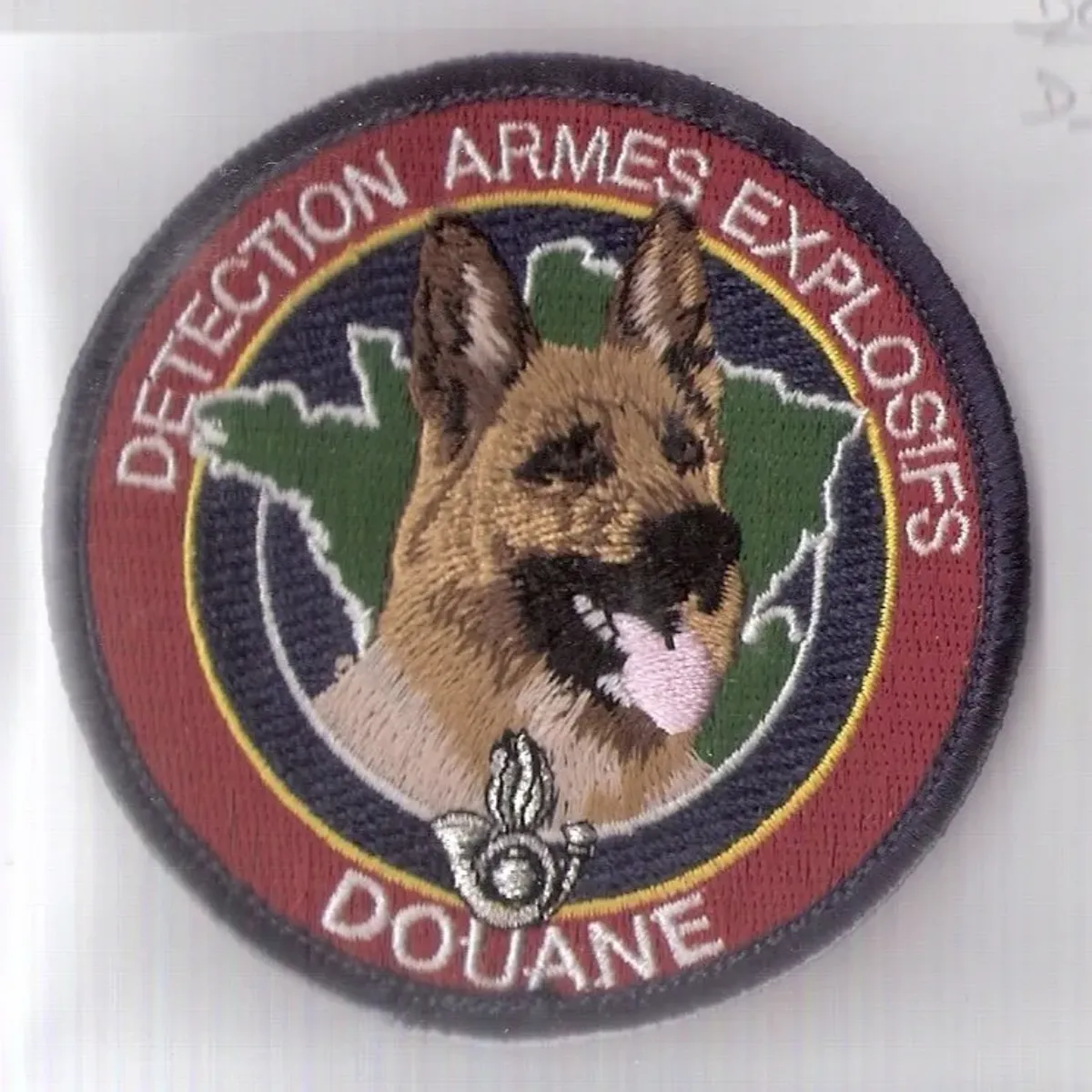 Douane - Maître de chien recherche des armes et explosifs